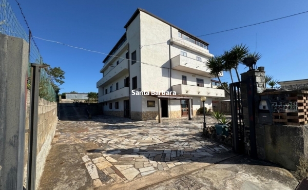 Vendesi palazzina con terreno, locali, e garage.