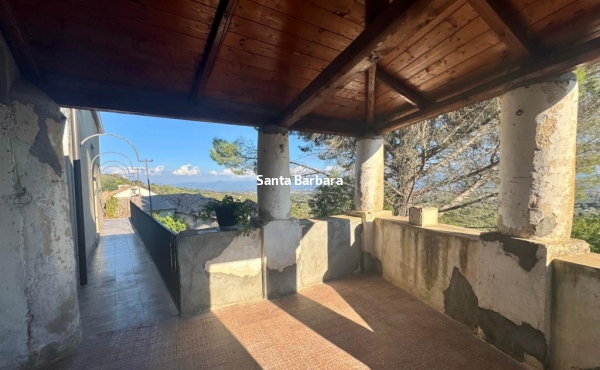 Casa semindipendente disposta su due livelli con giardino e terrazzo.